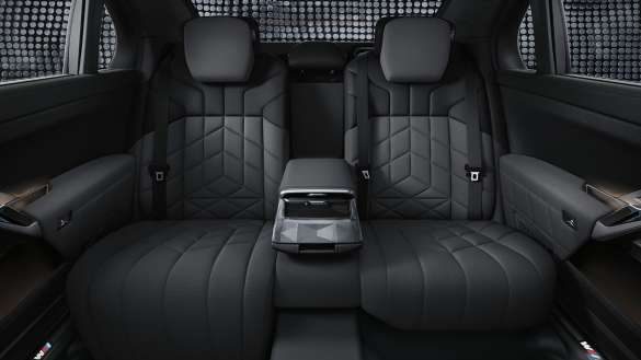 BMW i7 M70 xDrive Limousine G70 Executive Lounge Seating